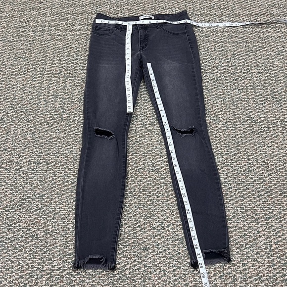 Refuge Black Skinny Raw Hem Ripped Jeans Size 4 Women’s - Picture 4 of 4